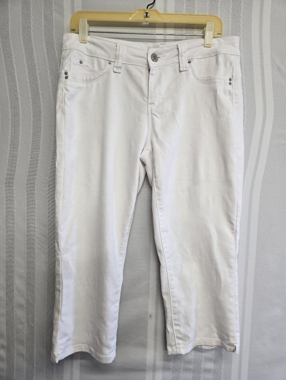 ROYALTY FOR ME Women's White Capri Jeans - Classic Slim Fit SIZE 6